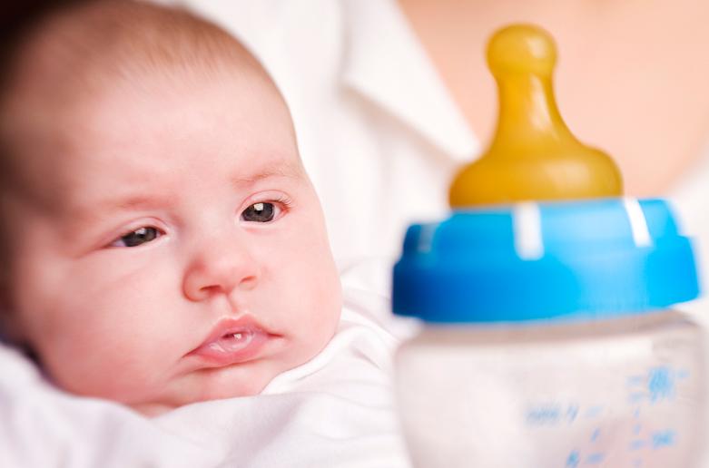 婴儿老是吐舌头食欲下降吐奶,婴儿吐舌头做呕吐状怎么回事