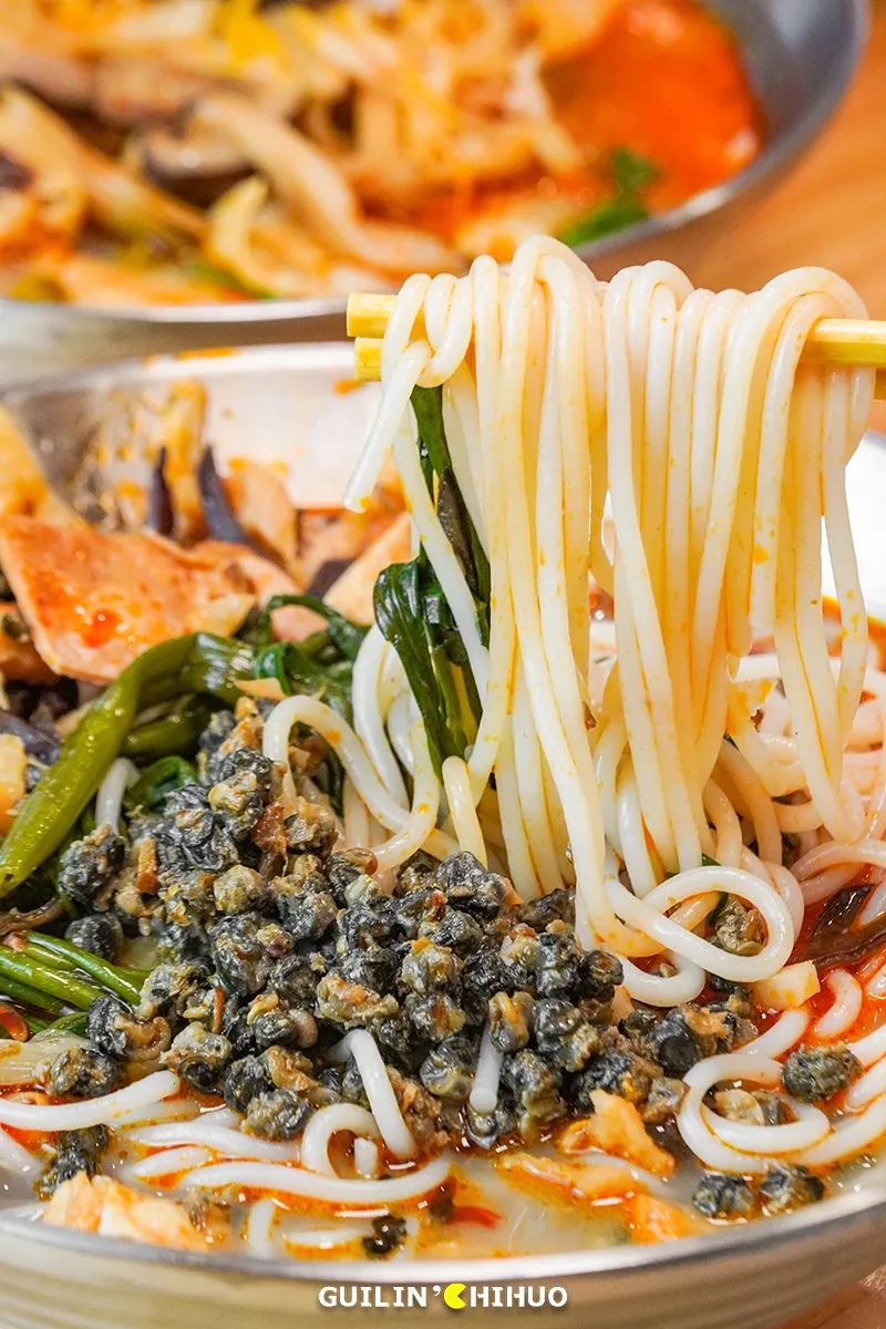 螺蛳粉好吃的秘密就是这碗高汤,煮螺蛳粉的汤第一遍为什么要倒掉