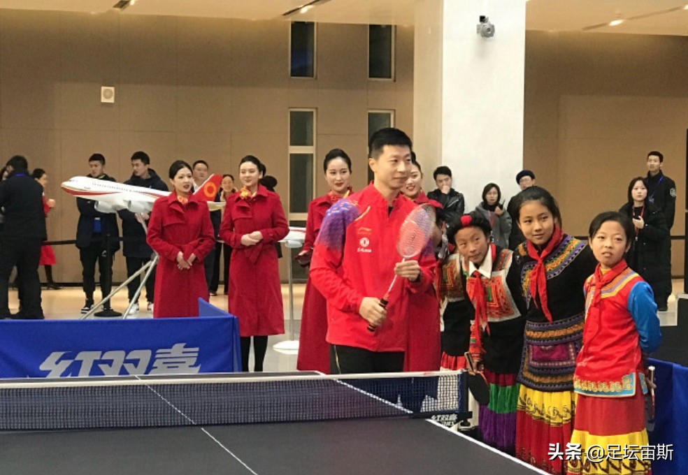 国乒2将穿羽绒服出席见面会！樊振东巧答理想型女友 马龙爆料师弟