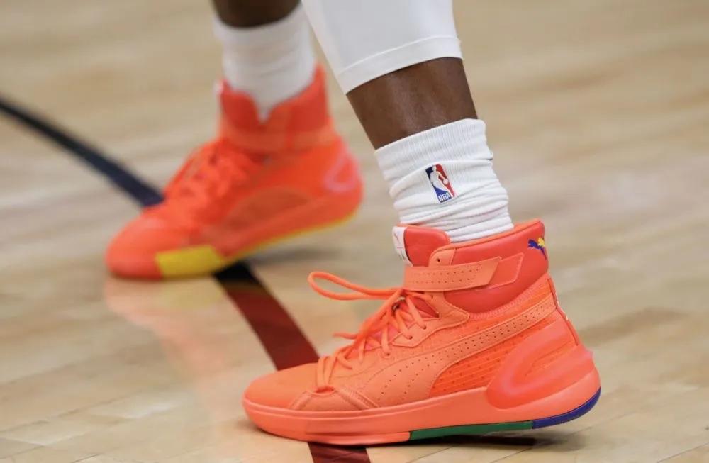 aj黄蜂队配色,nba球员上脚aj11红色