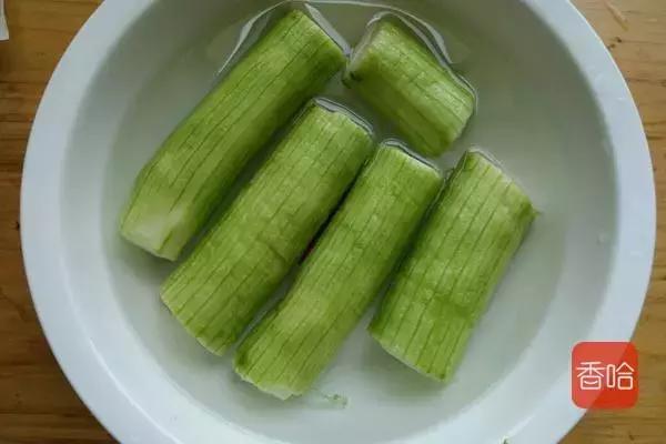 炒丝瓜时怎样才使丝瓜不出水,丝瓜要焯水吗西红柿炒丝瓜的做法