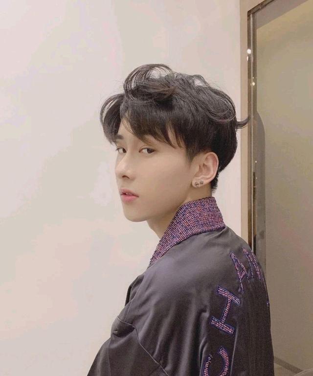 男生剪头发两侧怎么和理发师说,男生修剪头发该怎么跟理发师说