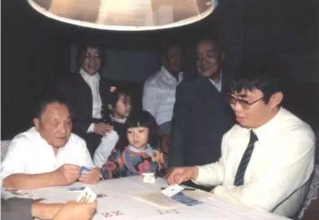 小平同志晚年，指着电视中的自己问这是谁？未见香港回归终成遗憾