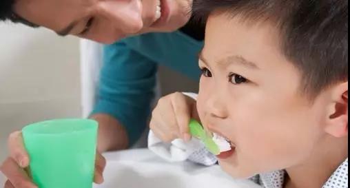 宝宝出牙征兆图片,宝宝出牙前不适后多久出牙