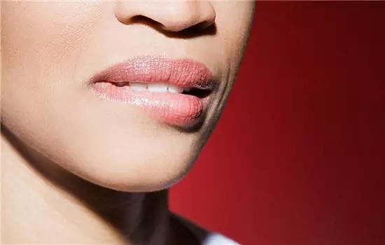 怎样淡化唇纹最有效,唇纹深怎么淡化最有效的方法