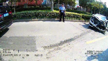 前一秒正常后一秒无缘无故发脾气,高速随意变道后悔莫及