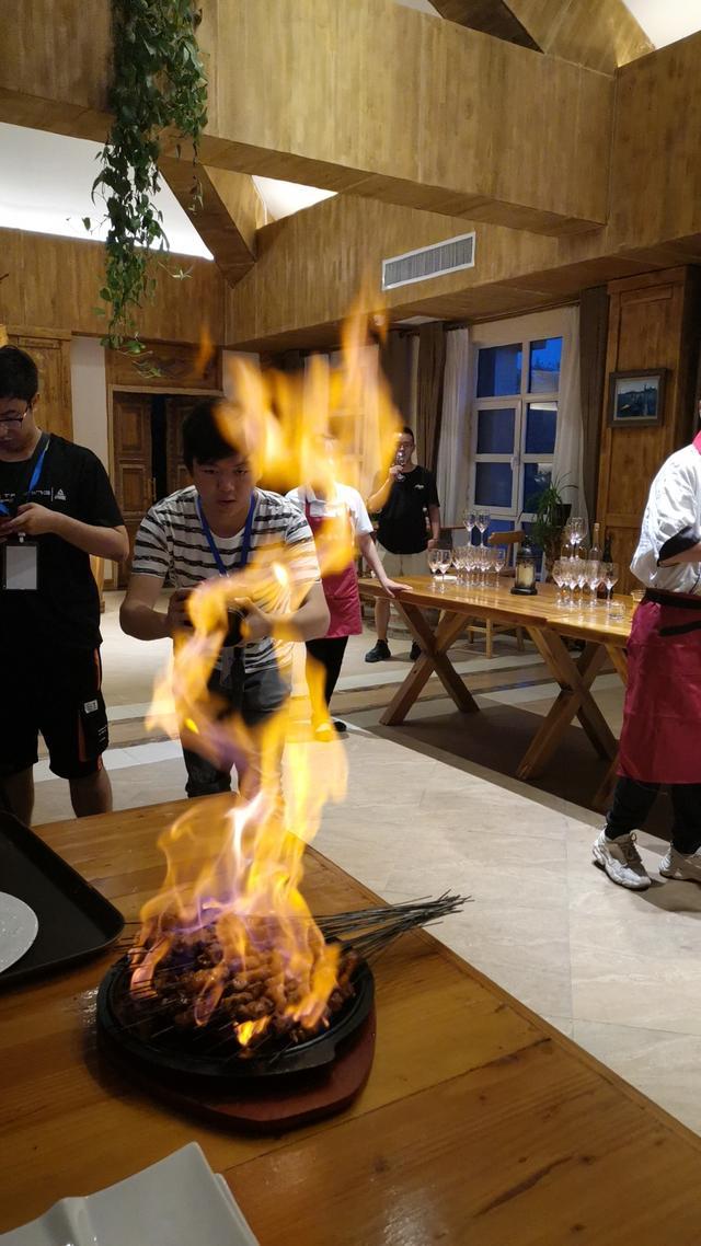 乐舞纵横,饕餮盛宴,哈密夜游正当时