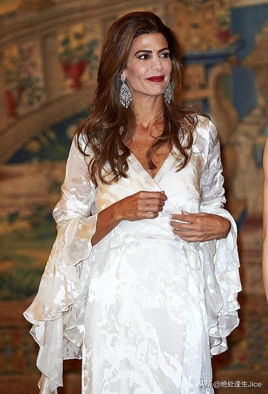 阿根廷第一夫人遇对手,穿真丝裙秀飘逸,却被西班牙王后比下去!