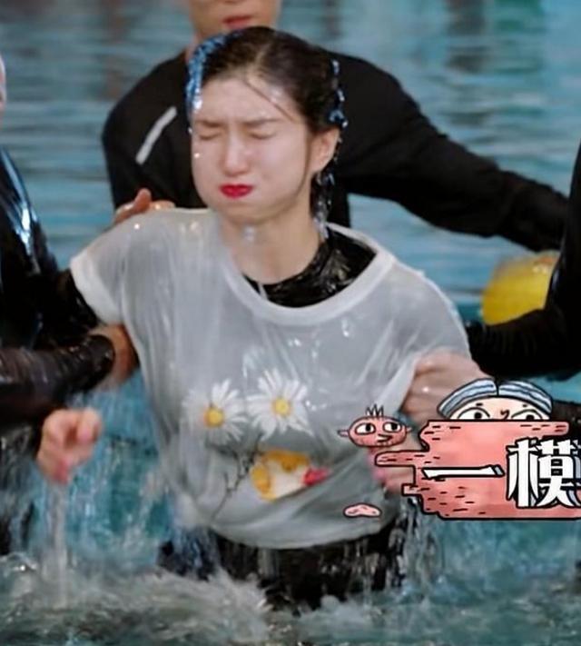 江疏影落水妆容被弄花，露出素颜那一刻，网友：这颜值是认真的吗