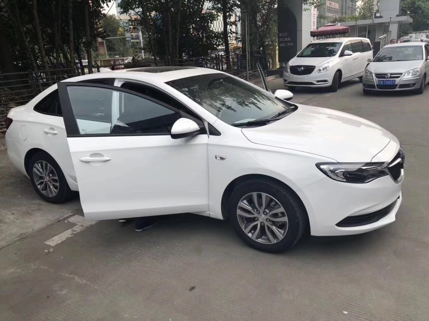 实体店买车更好还是网上买车更好,网上买车比实体店便宜吗