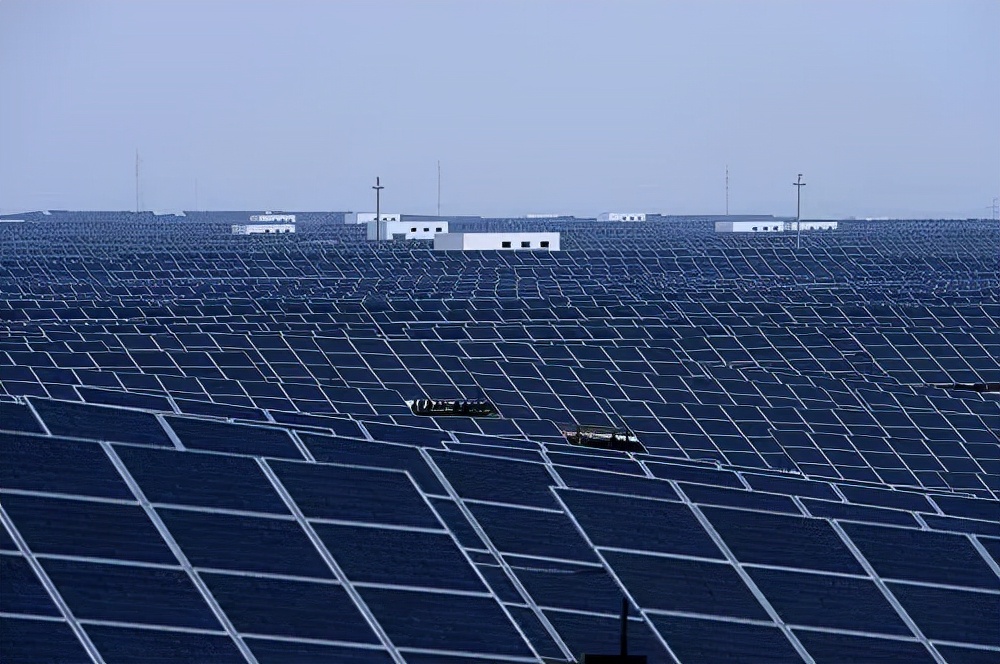 青海塔拉滩光伏发电厂在哪里,青海塔拉滩光伏电站多少亩地