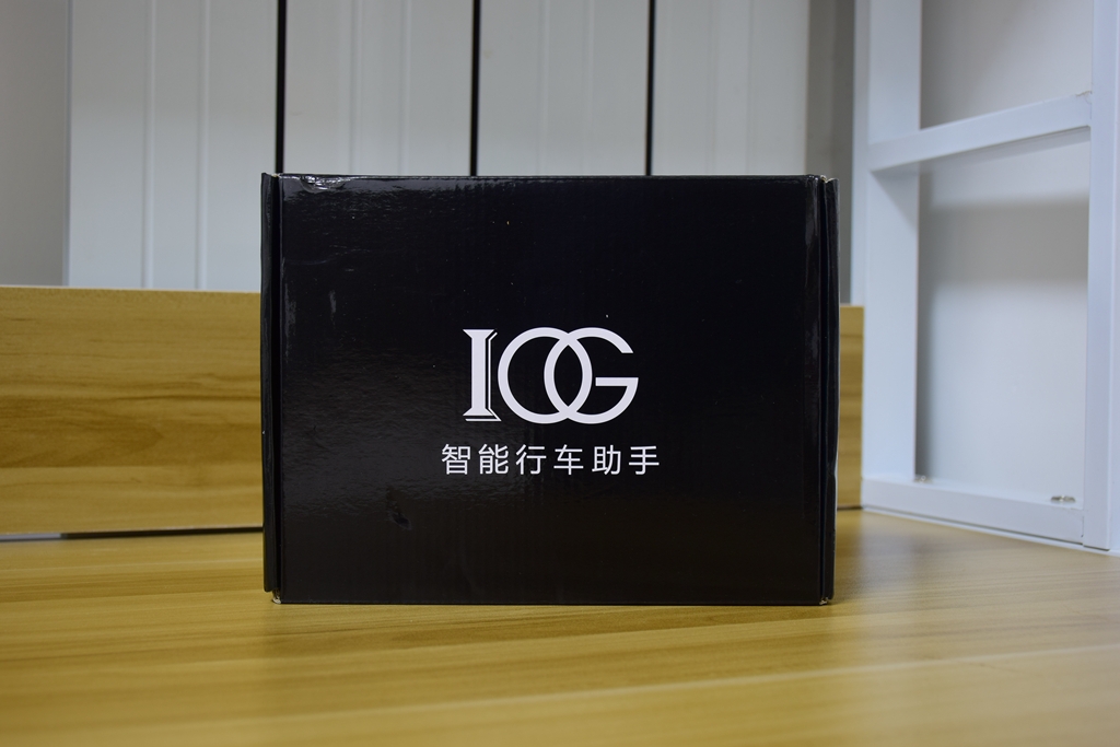 新司机低头看导航追尾，老司机呵呵一笑：车上加套设备就解决了！