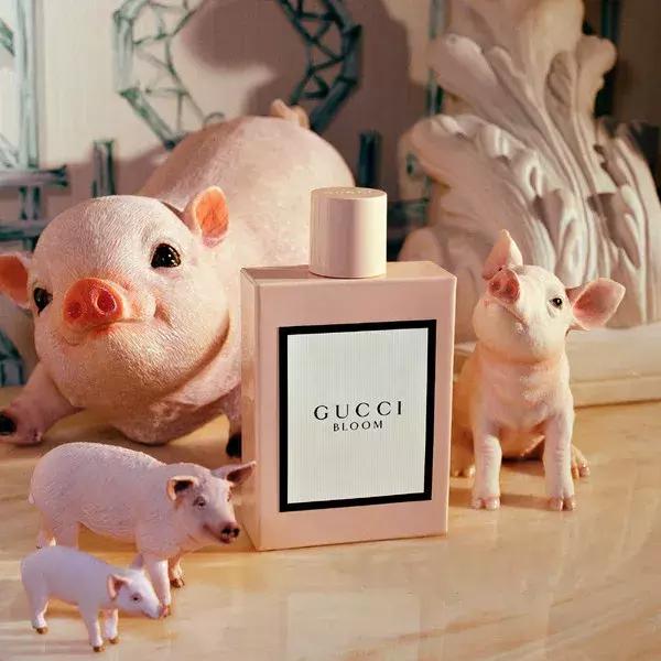 适合黄皮学生党做的新年美甲,粉色猪猪透色美甲