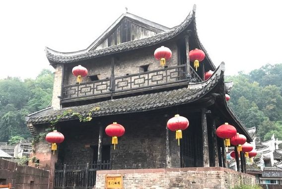 凤凰古城为什么走红,凤凰古城因何扬名于世