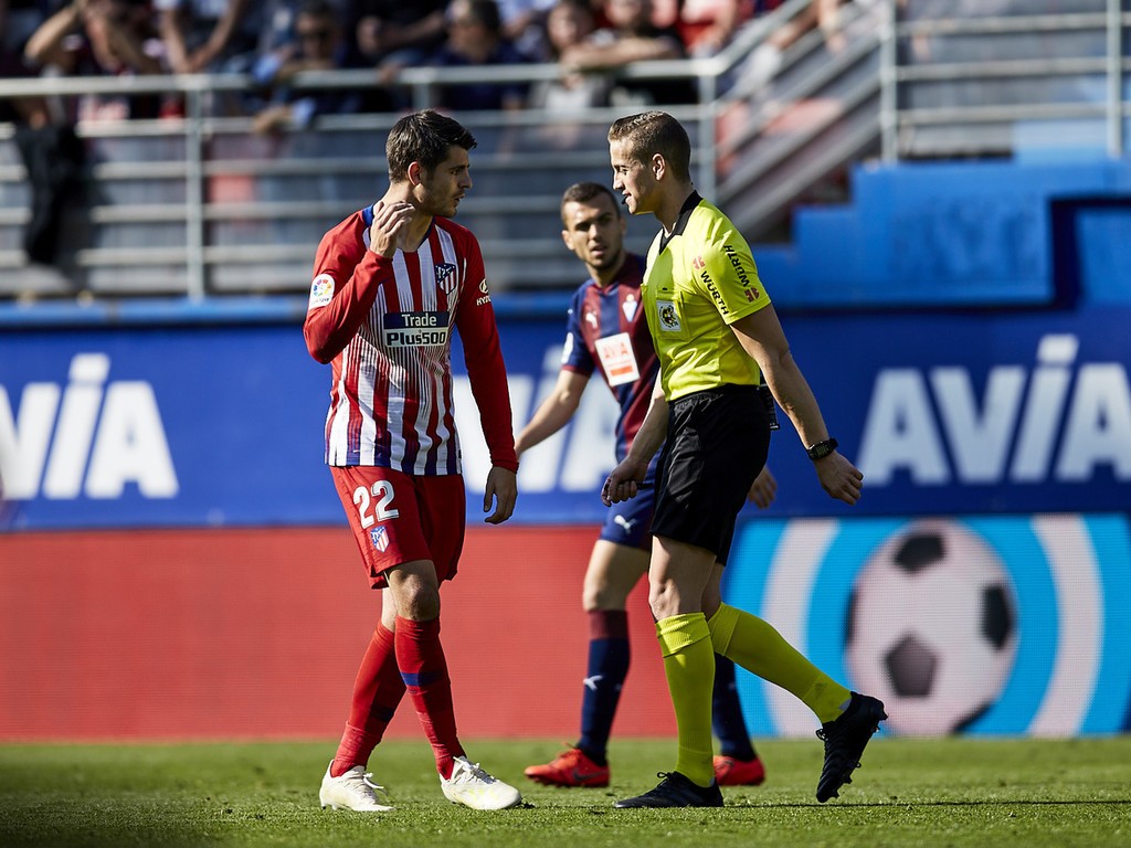 西甲再现离奇黄牌!马竞前锋背身遭裁判摸头,回头理论被罚黄牌