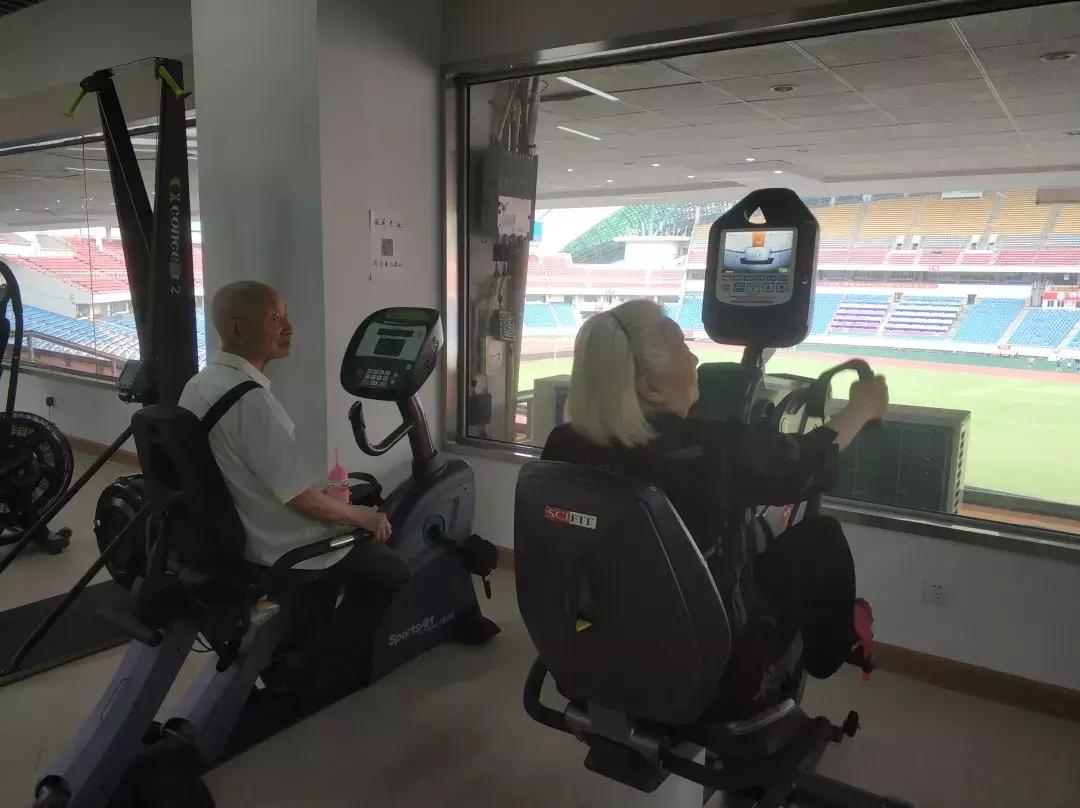 80岁老太太驼背90度能手术吗,老年人驼背有什么好的治疗方法