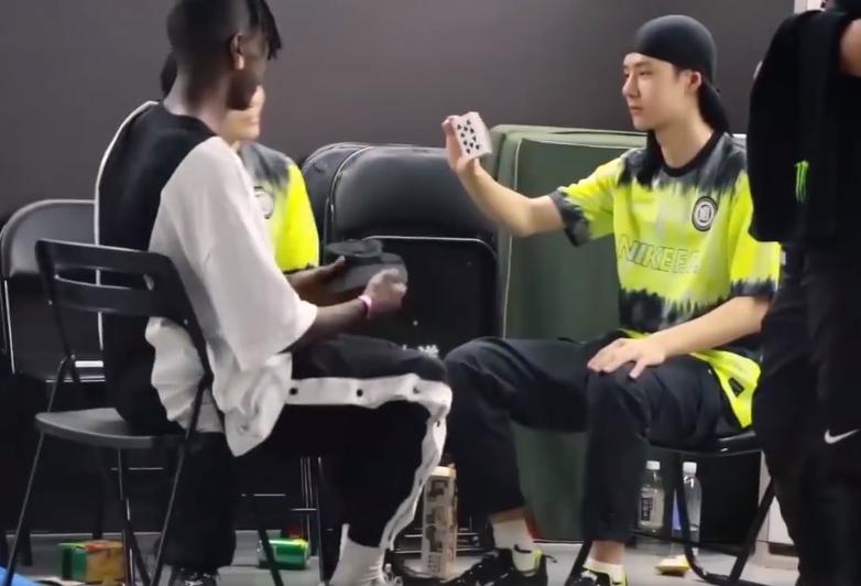 王一博秀魔术连续翻车，但布布过于捧场，黑人问号脸绝了