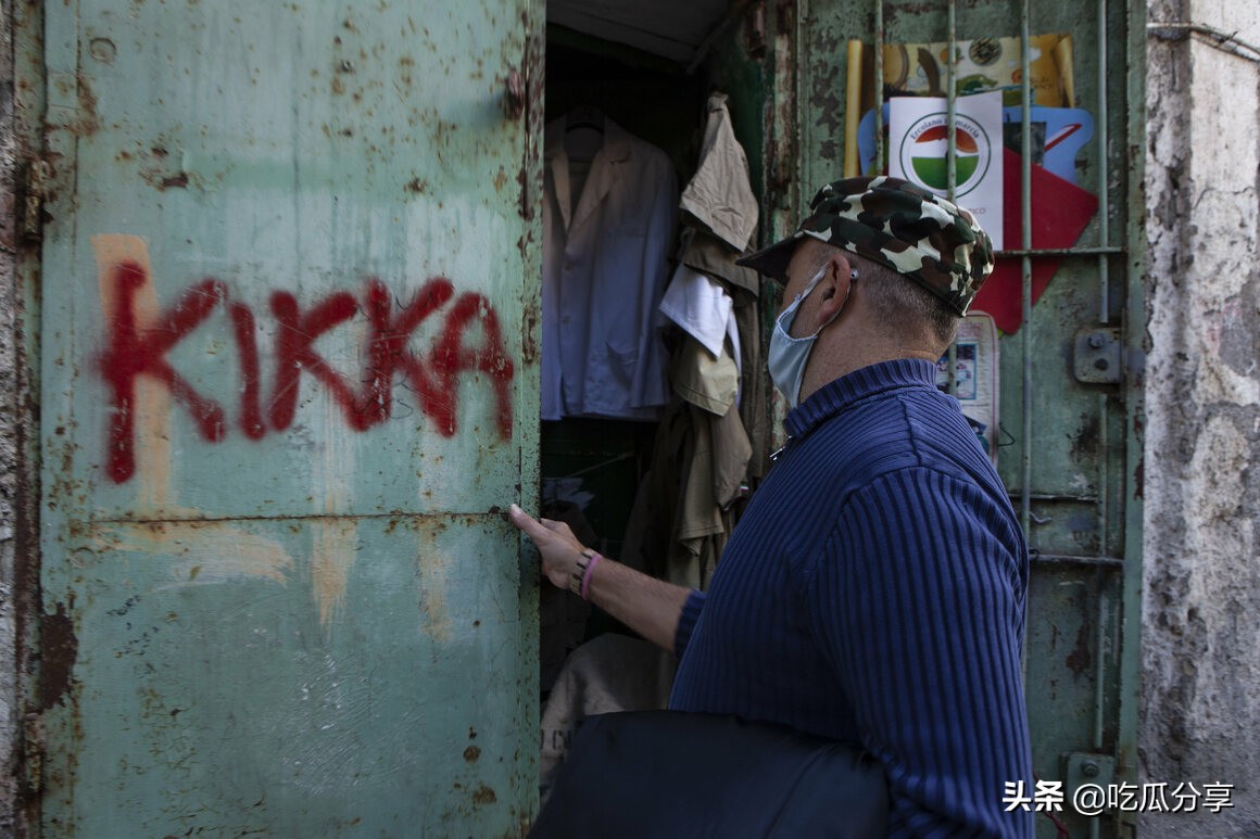 几十年来，意大利人一直在这个露天市场里打捞美国的旧军服