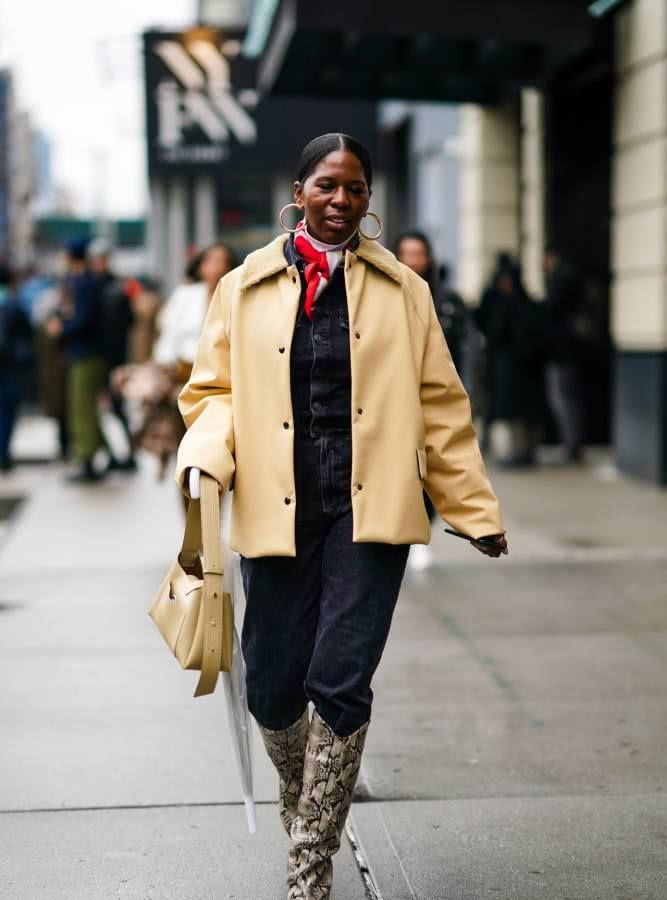 宽松裤子塞到靴子里的穿搭,最时髦的裤子配靴子