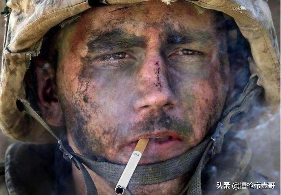 抽烟的弟兄们注意！在部队里偷抽烟，被抓住可太惨了！｜轻武专栏