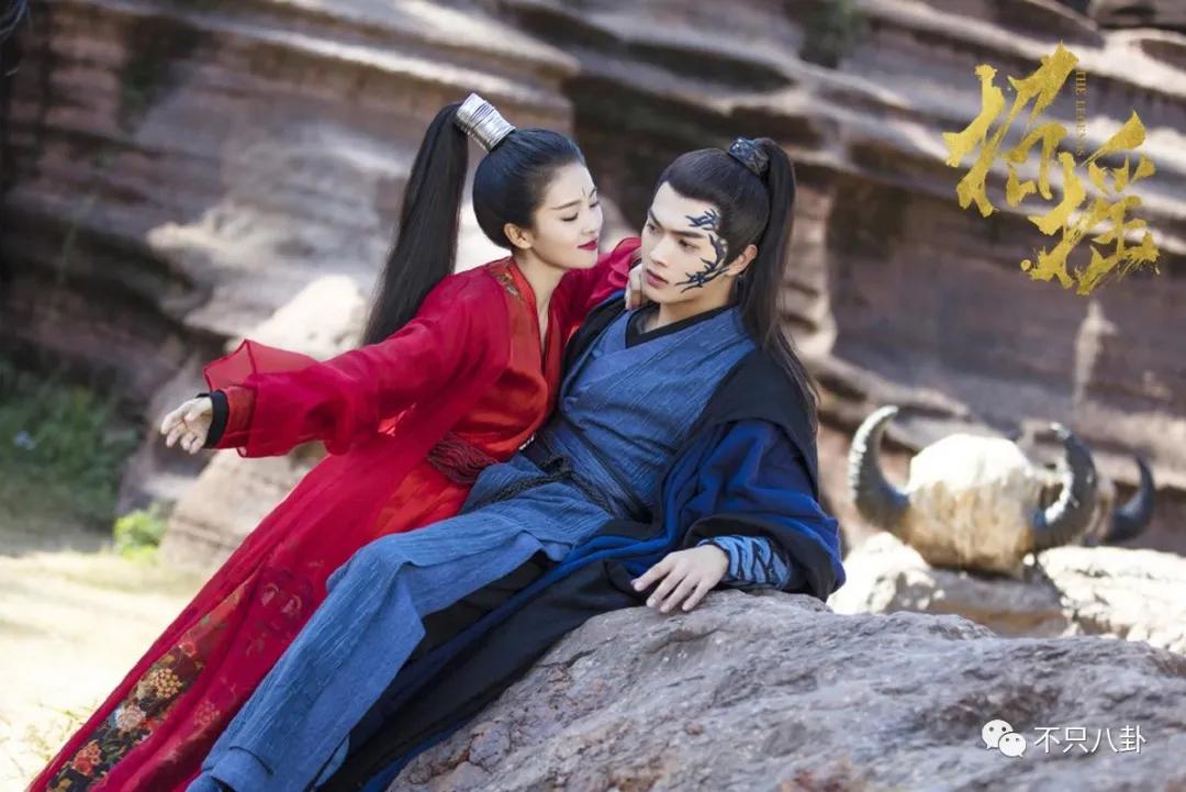 他俩到底分没分？甜蜜恋爱时怎么也没想到现在会撕成这样吧