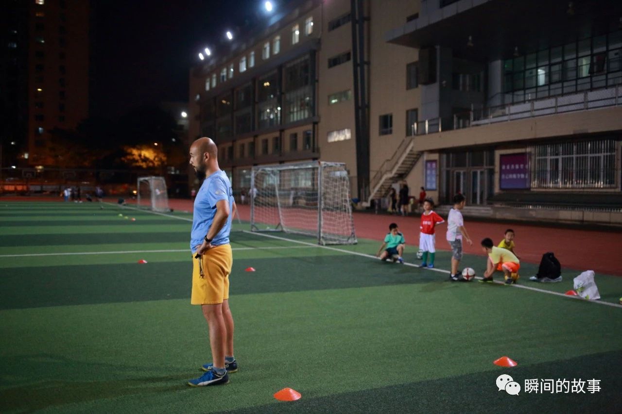 晚上足球训练什么内容,少年足球训练光脚日常