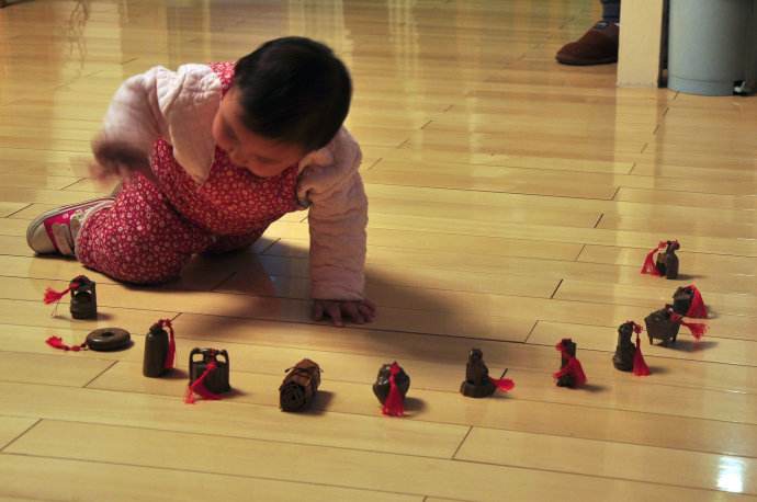 周岁抓周有什么寓意,周岁抓周抓到算盘寓意