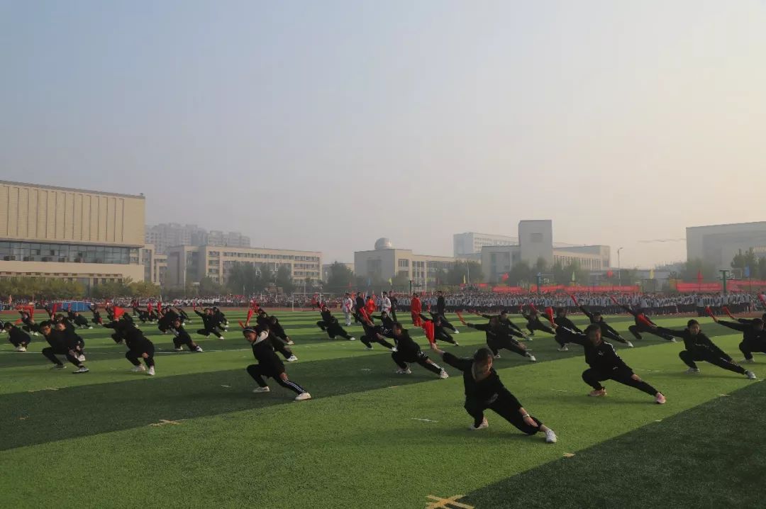 聊城一中运动会5000米,聊城一中运动会闭幕式班旗飞舞