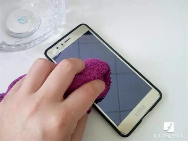 手机屏幕油腻解决方法,手机屏幕太油腻有指纹怎么办