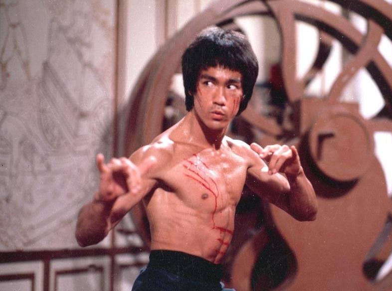 巅峰时期成龙和李小龙谁厉害,成龙谈李小龙功夫大师
