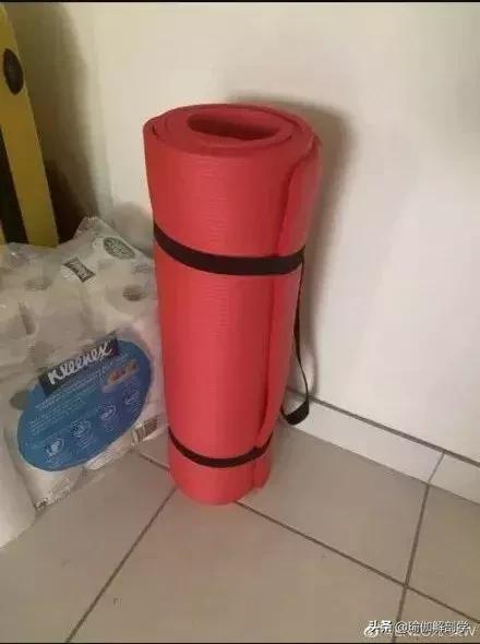 每个家庭都有个瑜伽垫,每个家庭角落都有个瑜伽垫