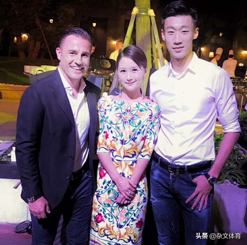 当红国脚大方捐赠足球场！31岁身价7000万，妻子是电视主持人