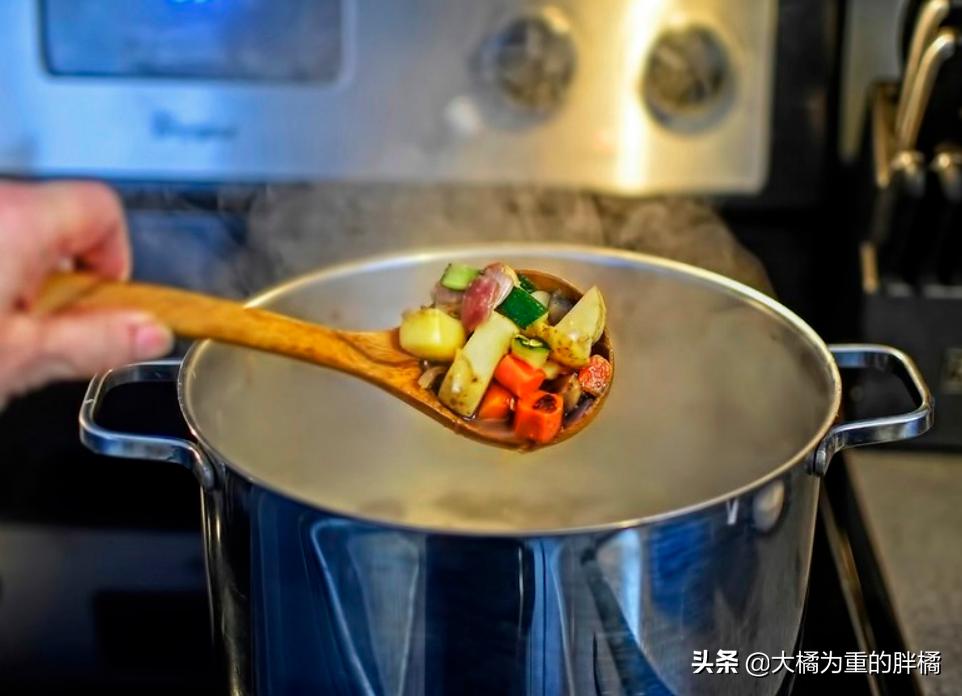 猫咪冬天要吃热的食物吗,如何解决猫咪冬季喝水问题