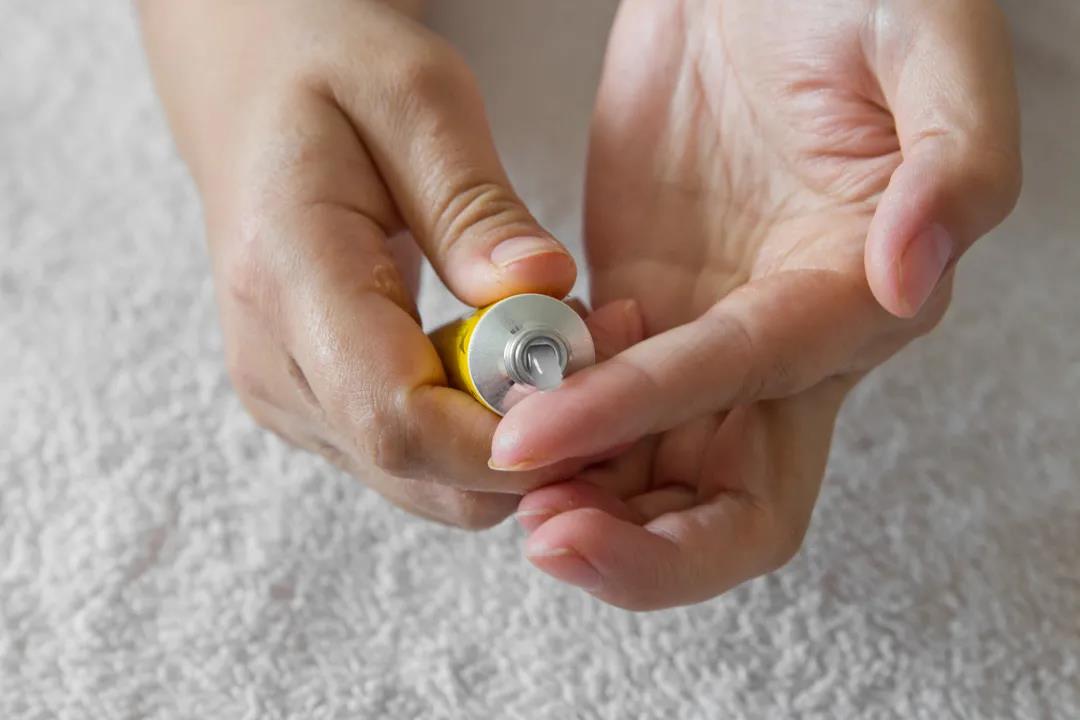 几块钱的红霉素软膏功效多样，医生紧急提醒，这药绝不能长期使用