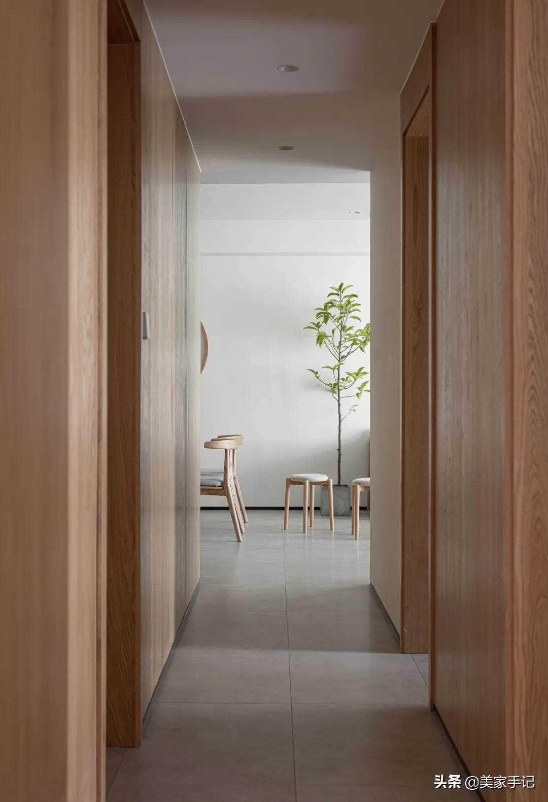 简单的白色原木色小家温馨又惬意,治愈系清新原木风的家