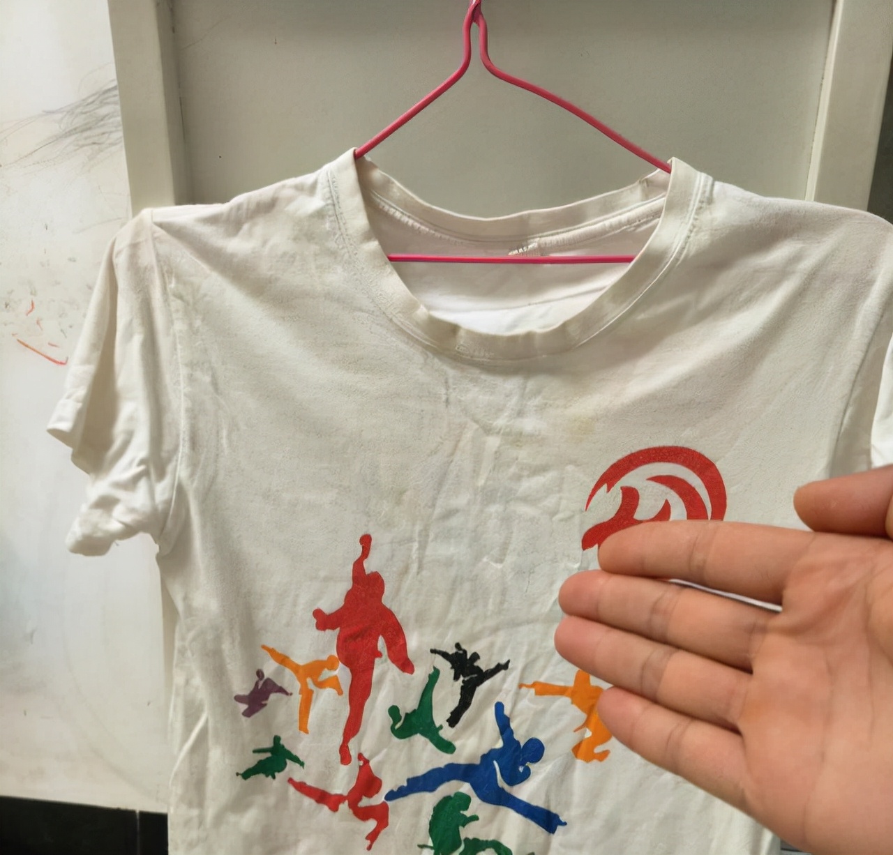 宝宝的衣服有黄色污渍怎么洗掉,滚筒洗衣机洗完衣服有黄色的污渍