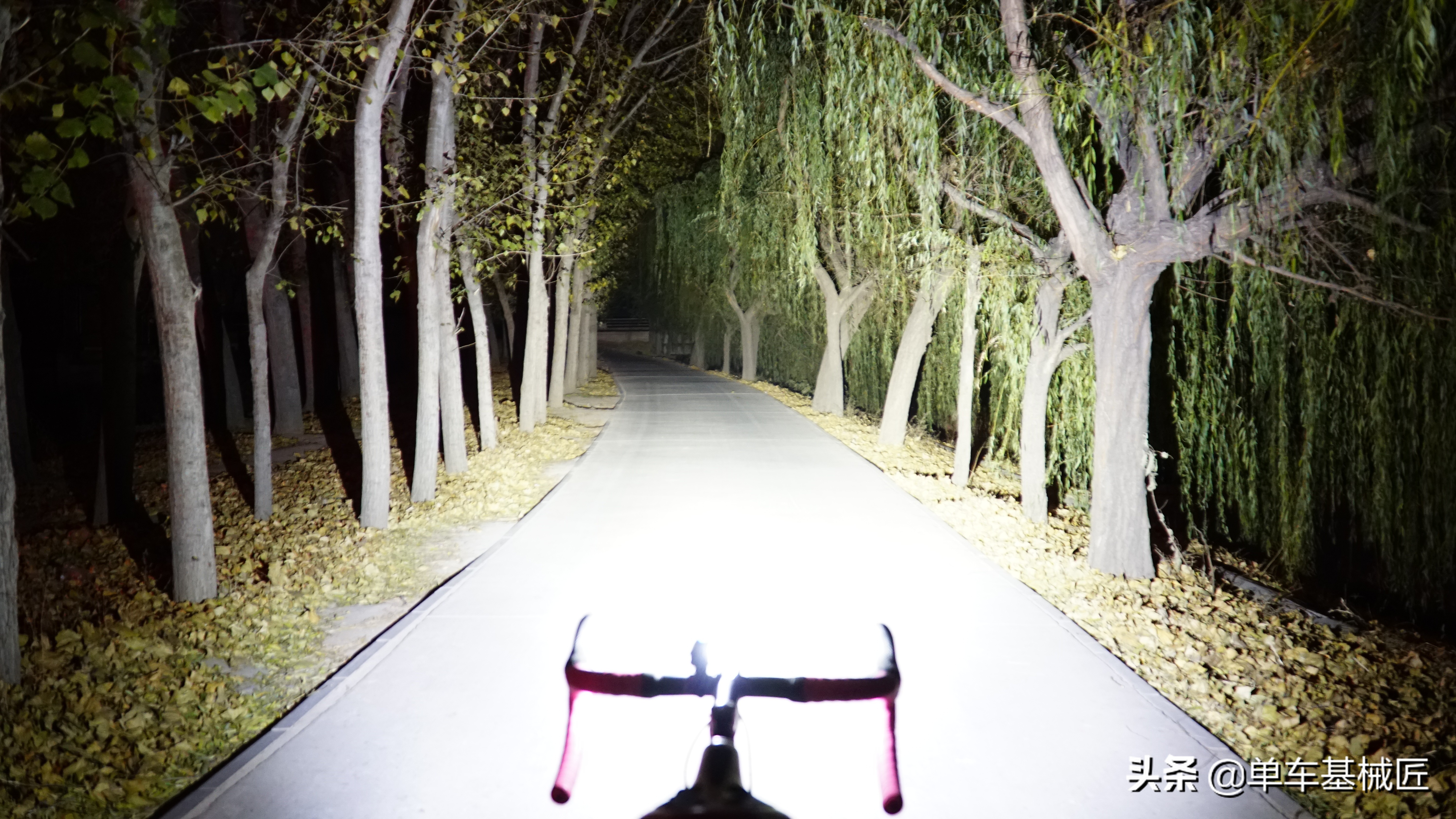 猫眼的信号灯闪红色怎么回事,猫眼上的灯为什么有时会亮