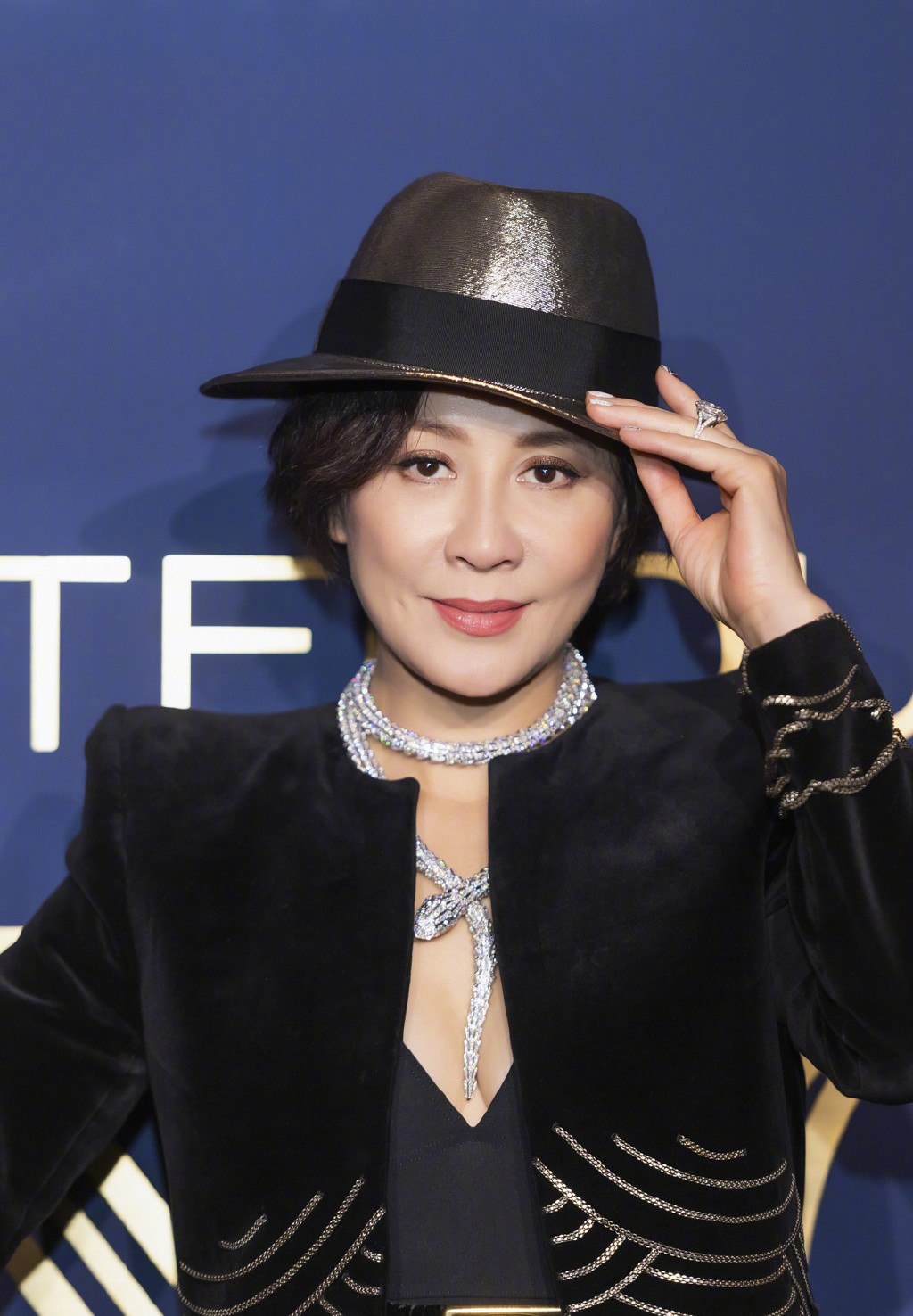 刘嘉玲黑丝袜日常搭配高级感,54岁刘嘉玲一袭镂空裙