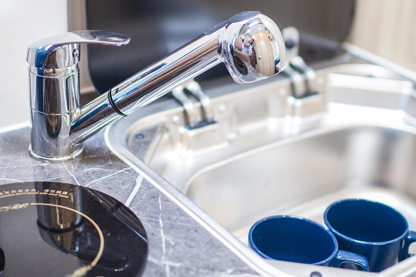 大通2.5t柴油c型房车动力,上汽大通v80柴油13.98万房车