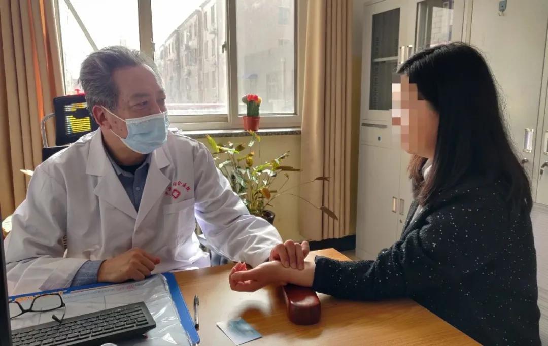 慢性支气管炎严重时咳嗽晕倒,慢性支气管炎和肺炎哪个严重