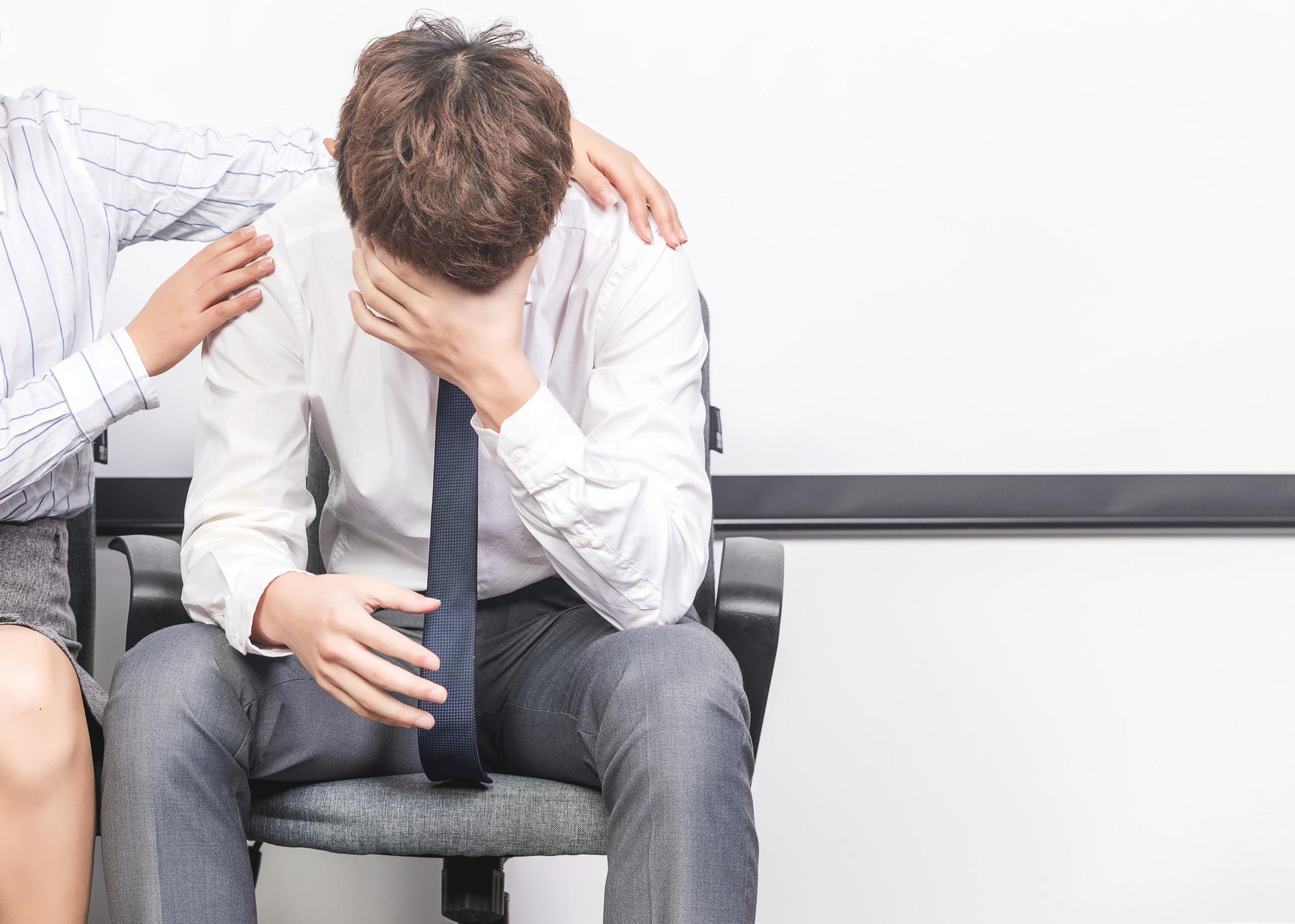 公司突然倒闭员工要如何申请赔偿,公司突然解散员工赔偿标准