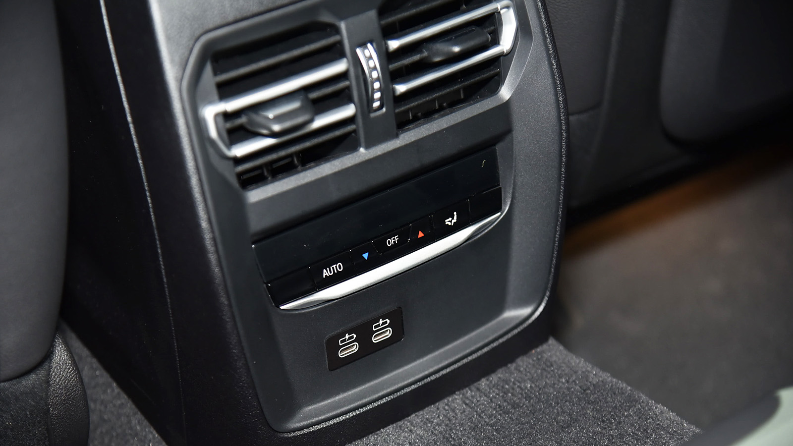 宝马330iM对比奔驰AMGA35L同价位/国产/性能/小弟车如何选?