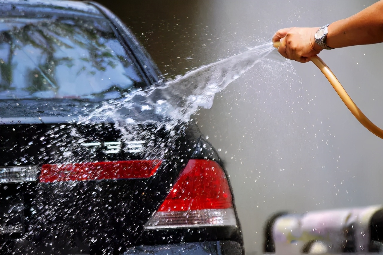 自己动手给车漆打蜡上光,自己给爱车打蜡视频