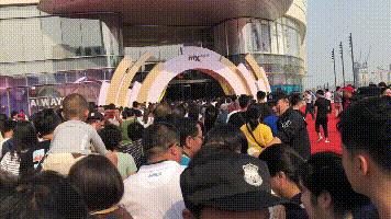 还没过节,济南这里已堵成了人山人海!最大规模的综合体开业!还有水哥王昱珩打造的绿植墙