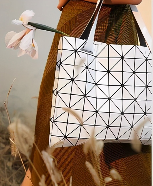 三宅一生包包米白色和奶茶色对比,三宅一生顶级原单包包多少钱