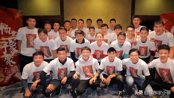 这名门将不简单，竟然客串后卫出场，想当初也是建业的门神