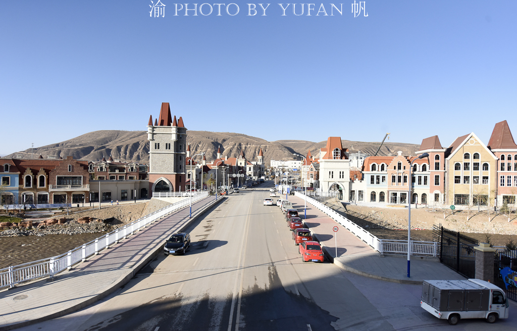 青海有座浓缩18国经典建筑的丝路小镇，不出国门，也能环游世界