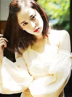 哪种颜色的口红适合夏季 (阿玛尼口红哪个颜色适合夏季)