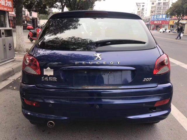十年车龄的两厢标致207，配有自动空调，开价两万值得买吗