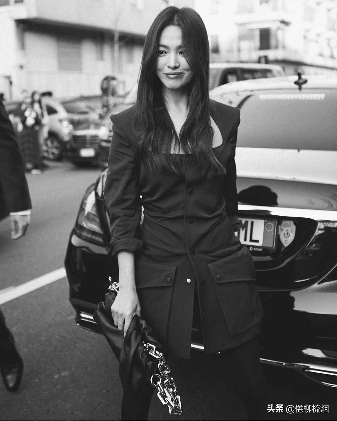 宋慧乔身穿一身白衣,宋慧乔的低调机场穿搭真时尚